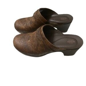 Shoes women’s Crocs sarad tooled clog Brown triple confort slip on size 8w